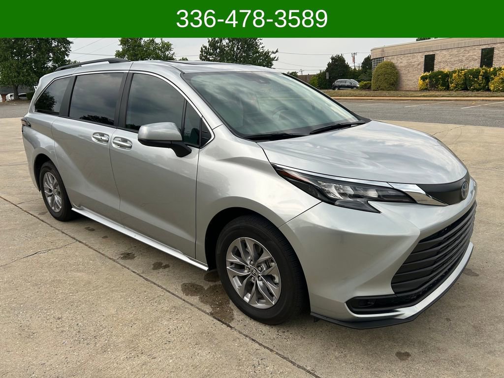 Used 2025 Toyota Sienna LE w/ LE Plus Package FWD image 7