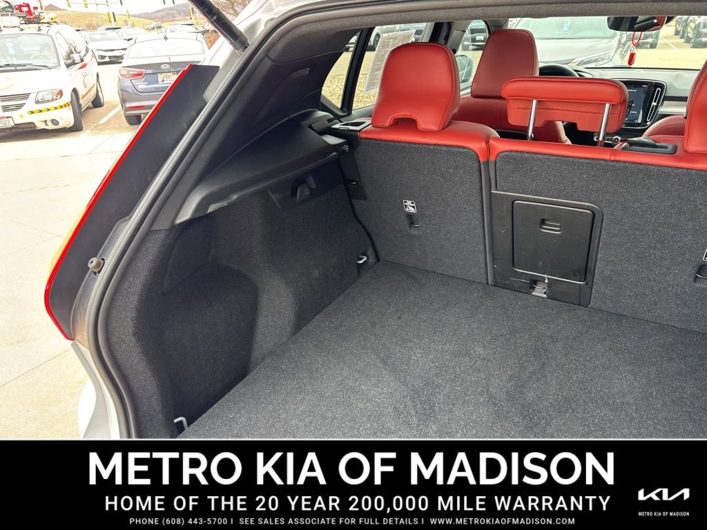 Used 2020 Volvo XC40 T5 Momentum image 27