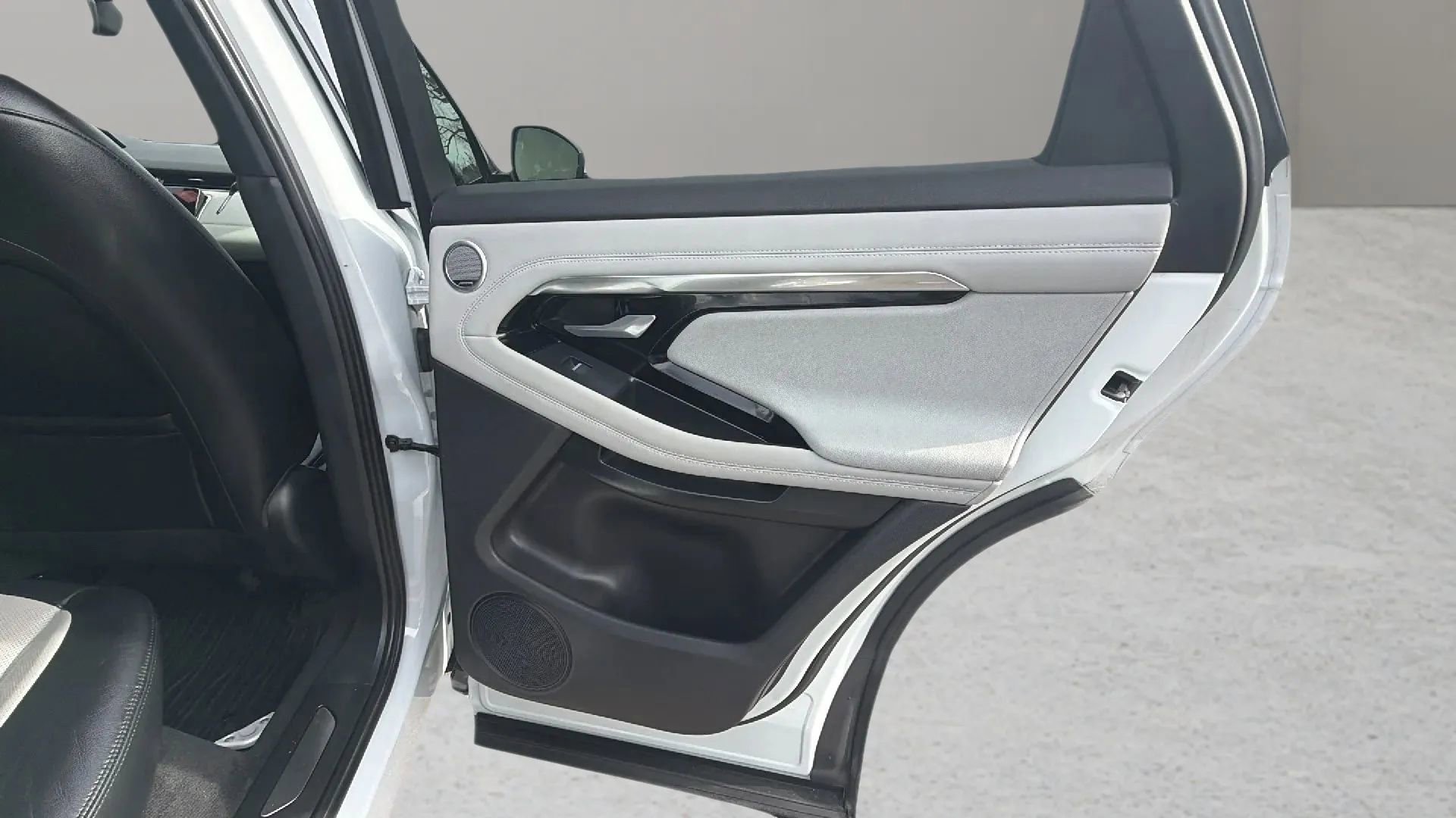 Used 2020 Land Rover Range Rover Evoque R-Dynamic S image 16