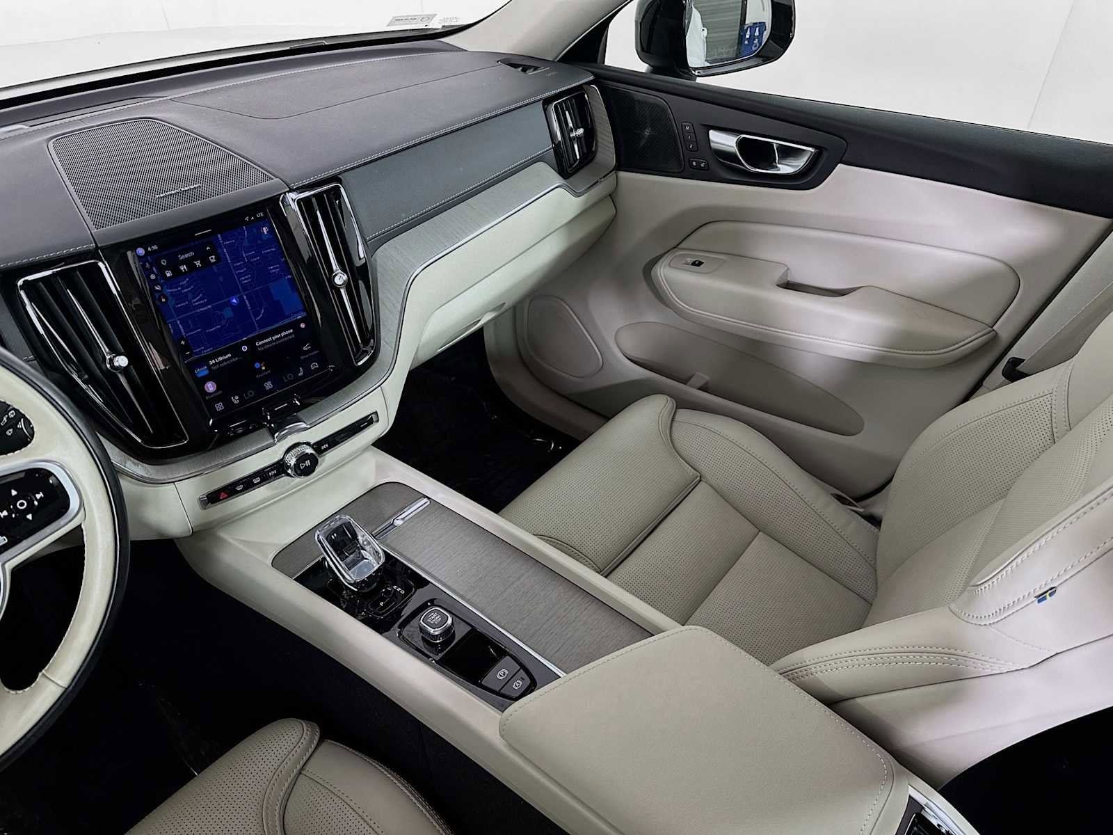 Used 2023 Volvo XC60 B5 Ultimate w/ Climate Package FWD image 22