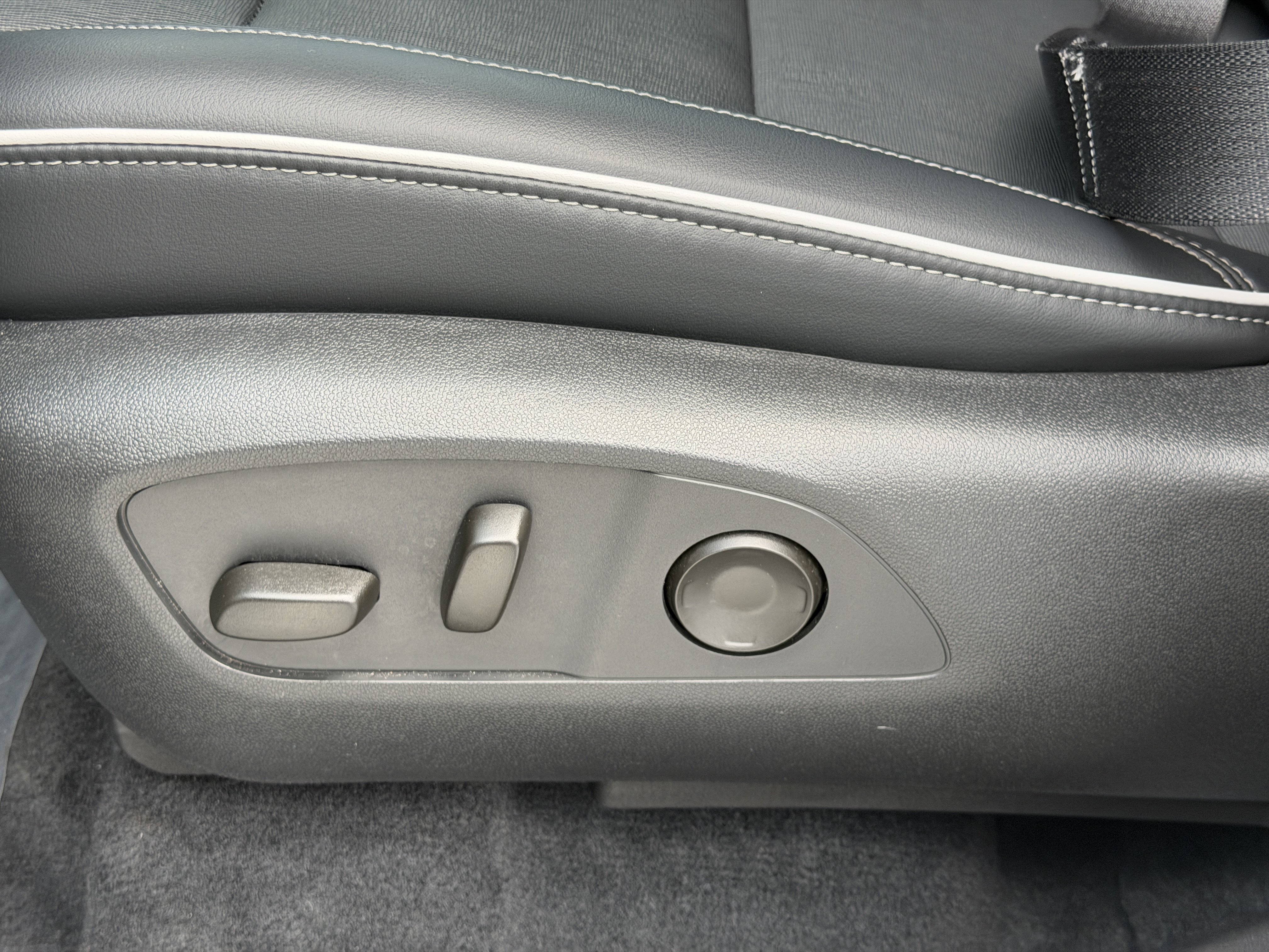Used 2025 Buick Enclave Preferred FWD image 21