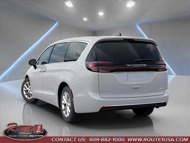 New 2027 Chrysler Pacifica Select AWD/4WD image 3