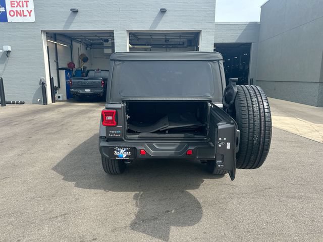 Used 2021 Jeep Wrangler Unlimited Sahara w/ Cold Weather Group AWD/4WD image 25