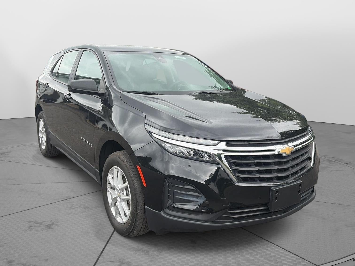 Used 2023 Chevrolet Equinox LS AWD/4WD image 2