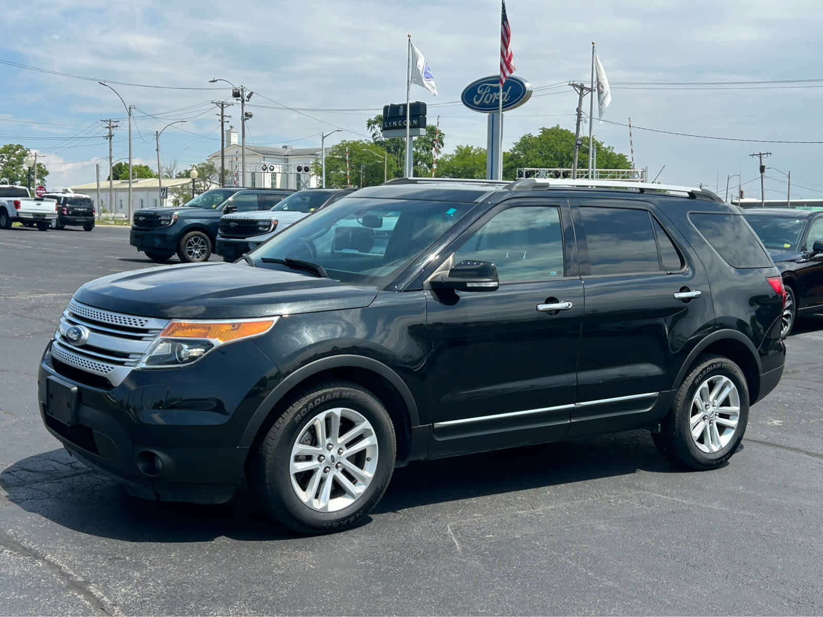 Used 2015 Ford Explorer XLT w/ Equipment Group 202A AWD/4WD image 2