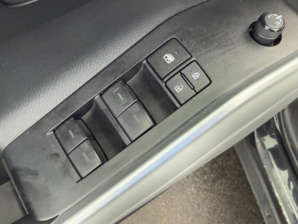 Used 2023 Toyota Highlander LE image 16