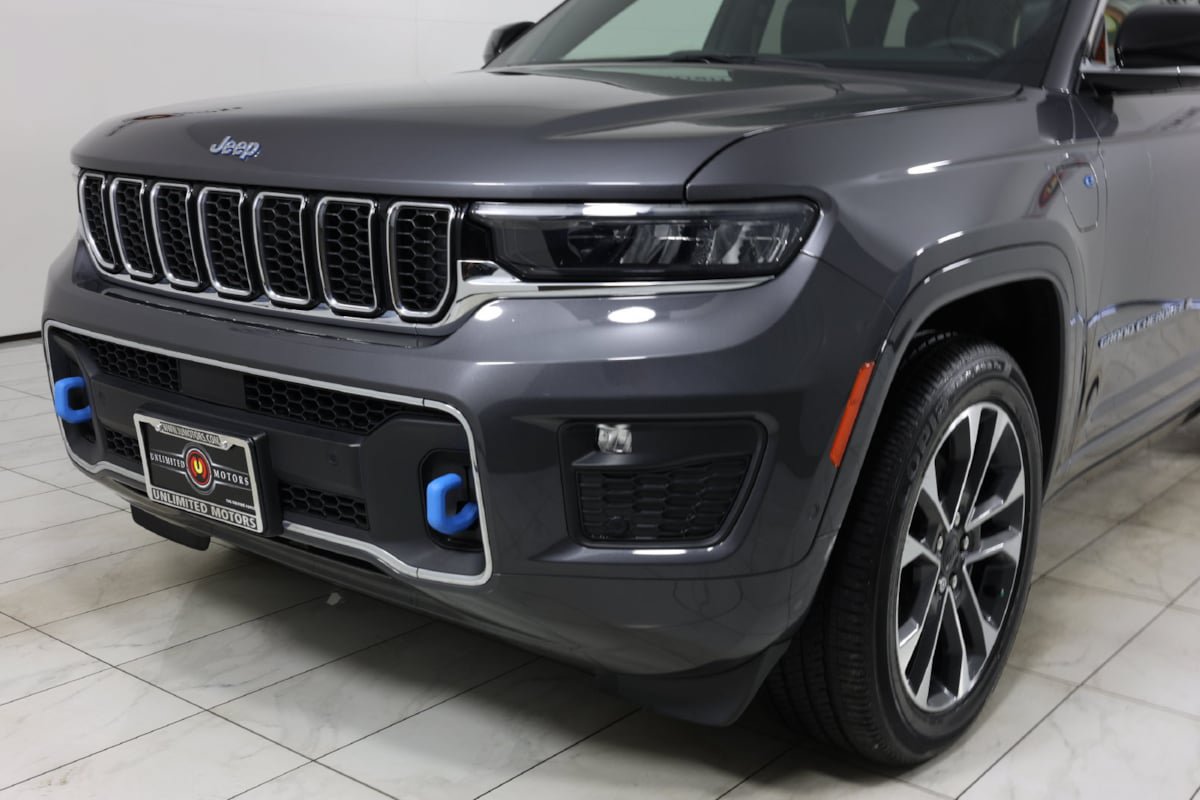 Used 2023 Jeep Grand Cherokee Overland w/ Luxury Tech Group IV AWD/4WD image 48