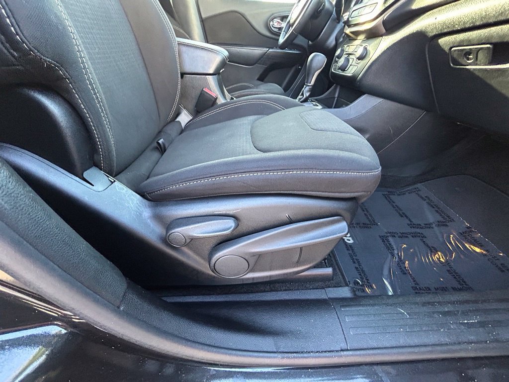 Used 2015 Jeep Cherokee Latitude w/ Comfort/Convenience Group FWD image 23