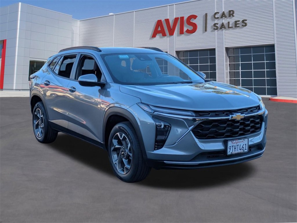 Used 2025 Chevrolet Trax LT w/ LT Convenience Package image 3