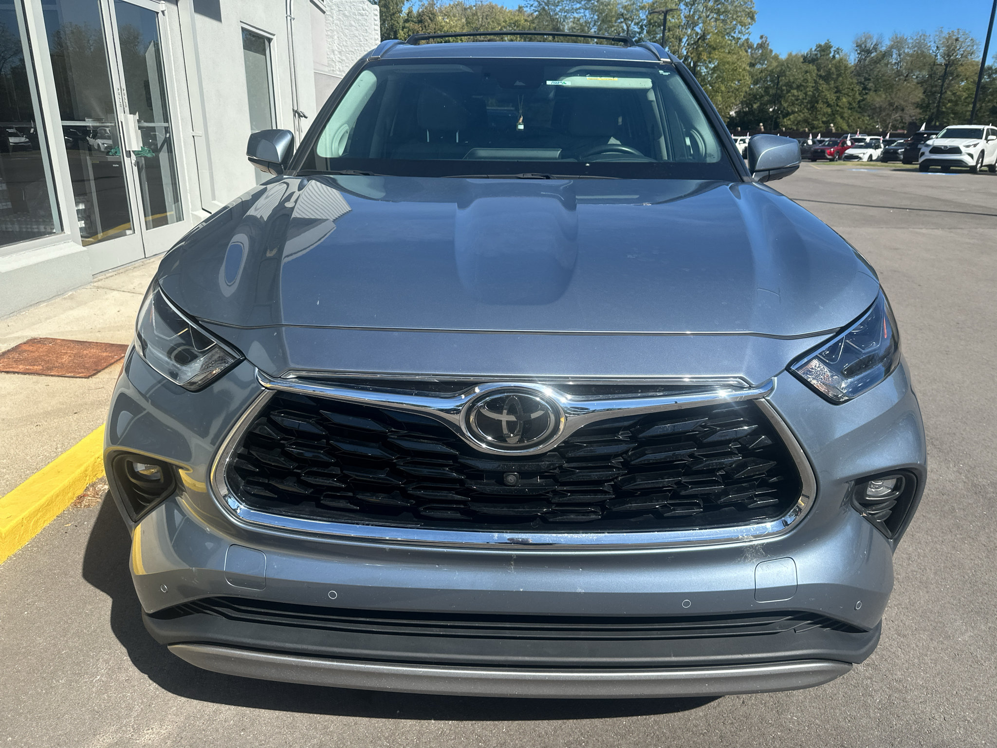 Used 2021 Toyota Highlander Platinum AWD/4WD image 3