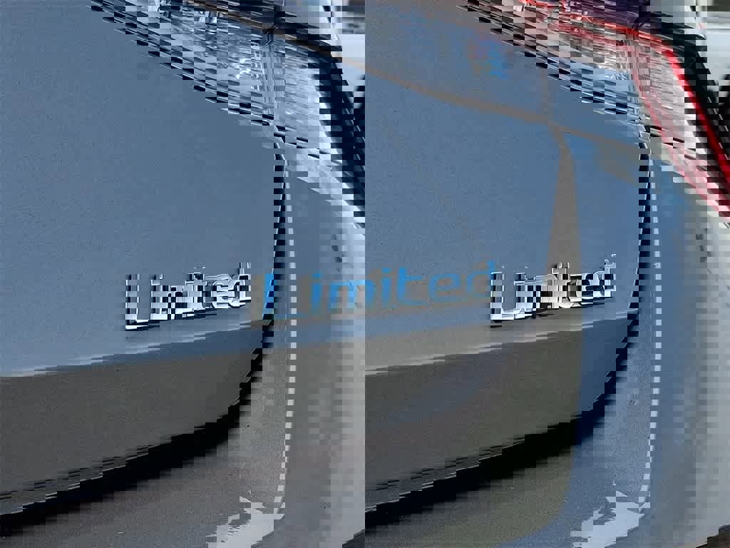 Used 2023 Hyundai Elantra Limited w/ Preferred Accessory Package image 34