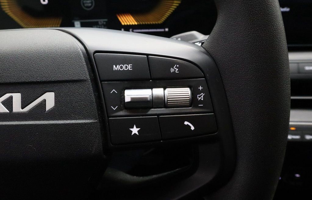 Used 2025 Kia K4 LXS image 26