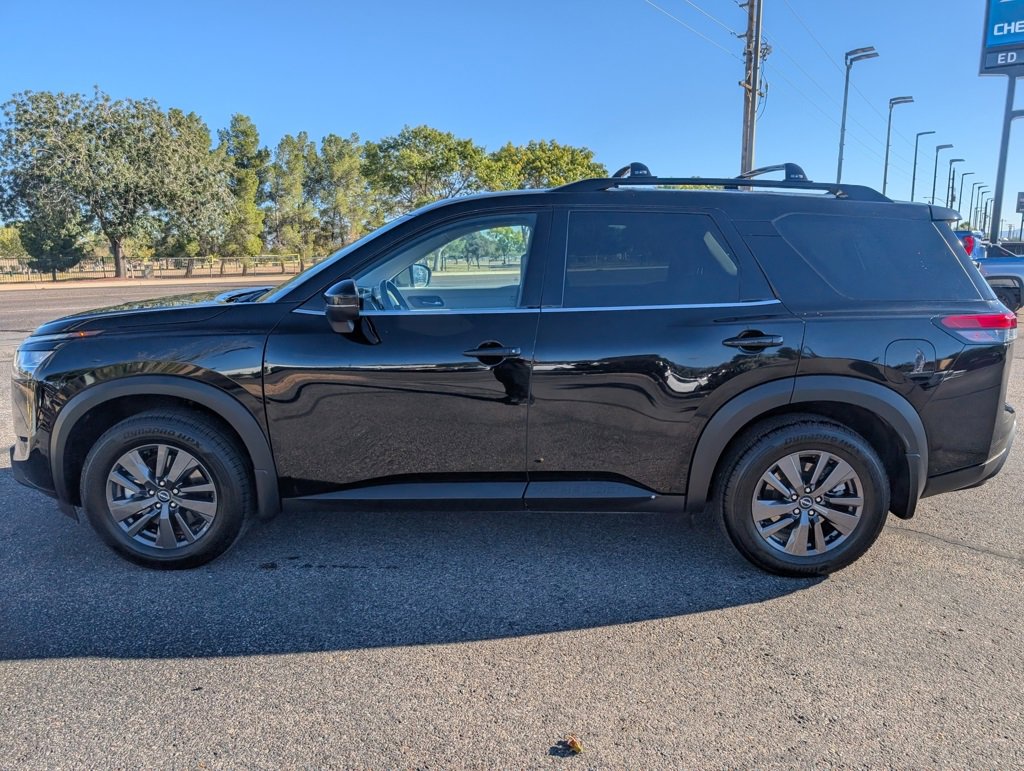 Used 2022 Nissan Pathfinder SV w/ SV Premium Package image 2