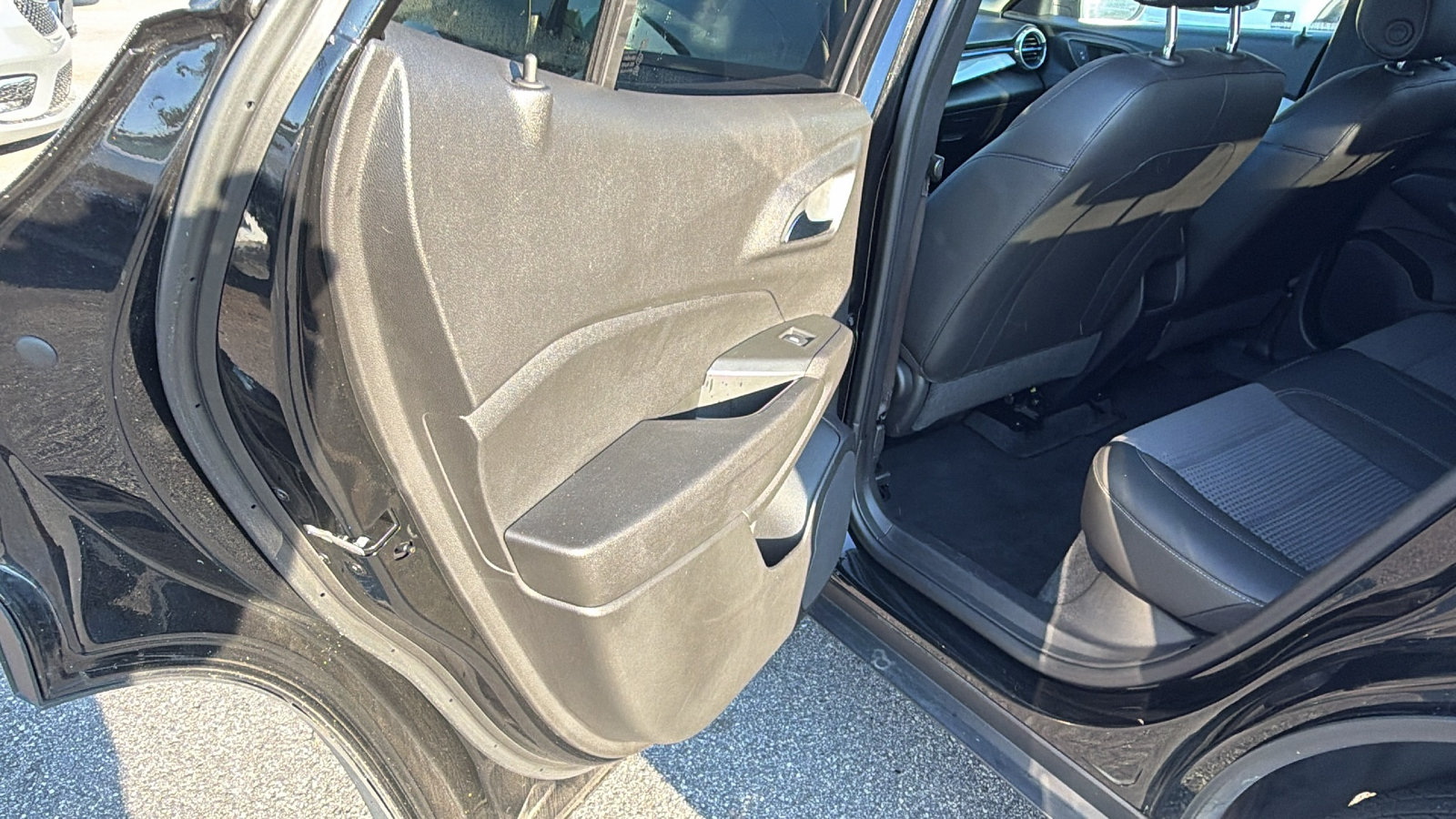 Used 2025 Chevrolet Trax LT FWD image 22
