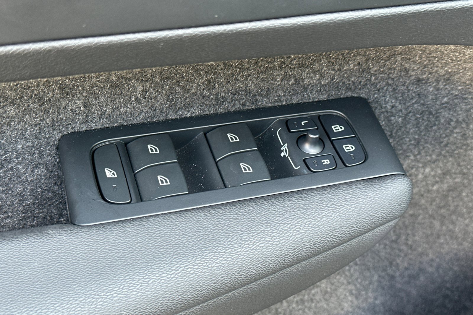 New 2025 Volvo XC40 B5 Plus w/ Climate Package image 12