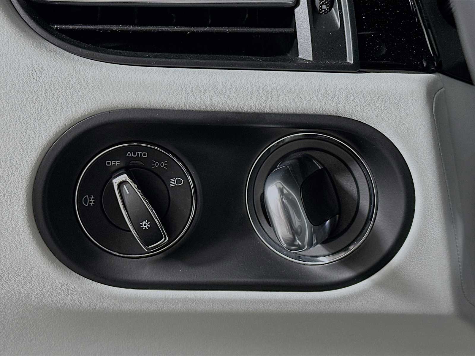 Certified 2025 Porsche Macan image 14