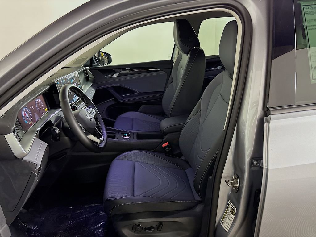 New 2025 Volkswagen Tiguan SE image 11