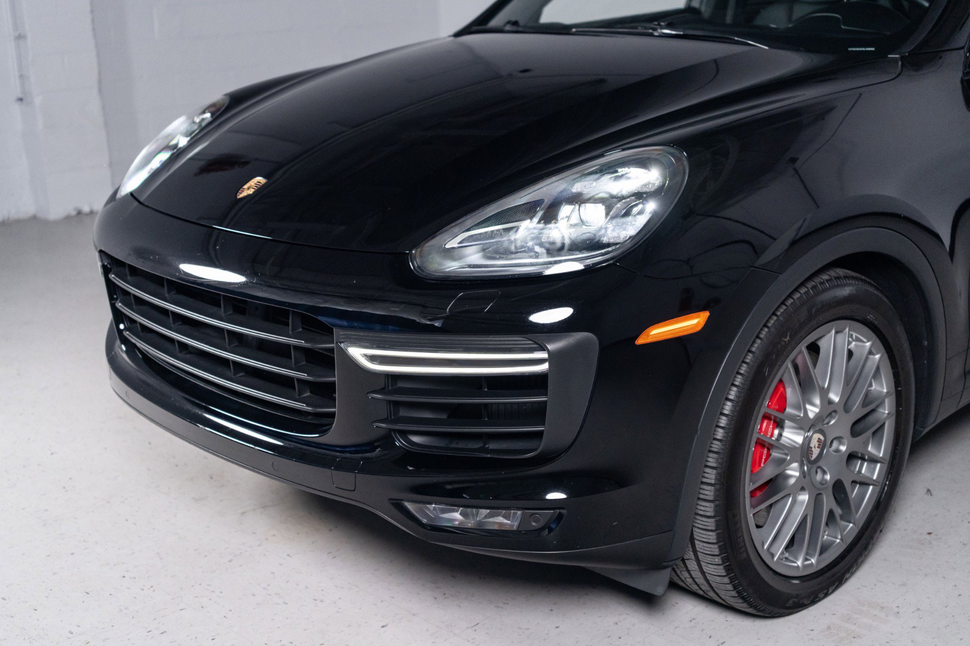 Used 2016 Porsche Cayenne Turbo AWD/4WD image 30