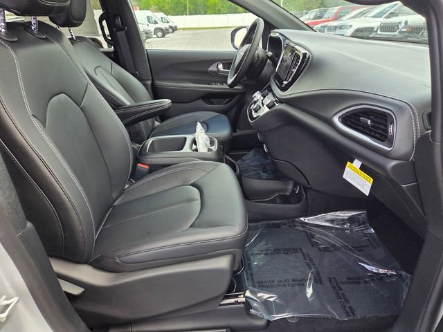 New 2026 Chrysler Pacifica Select FWD image 15