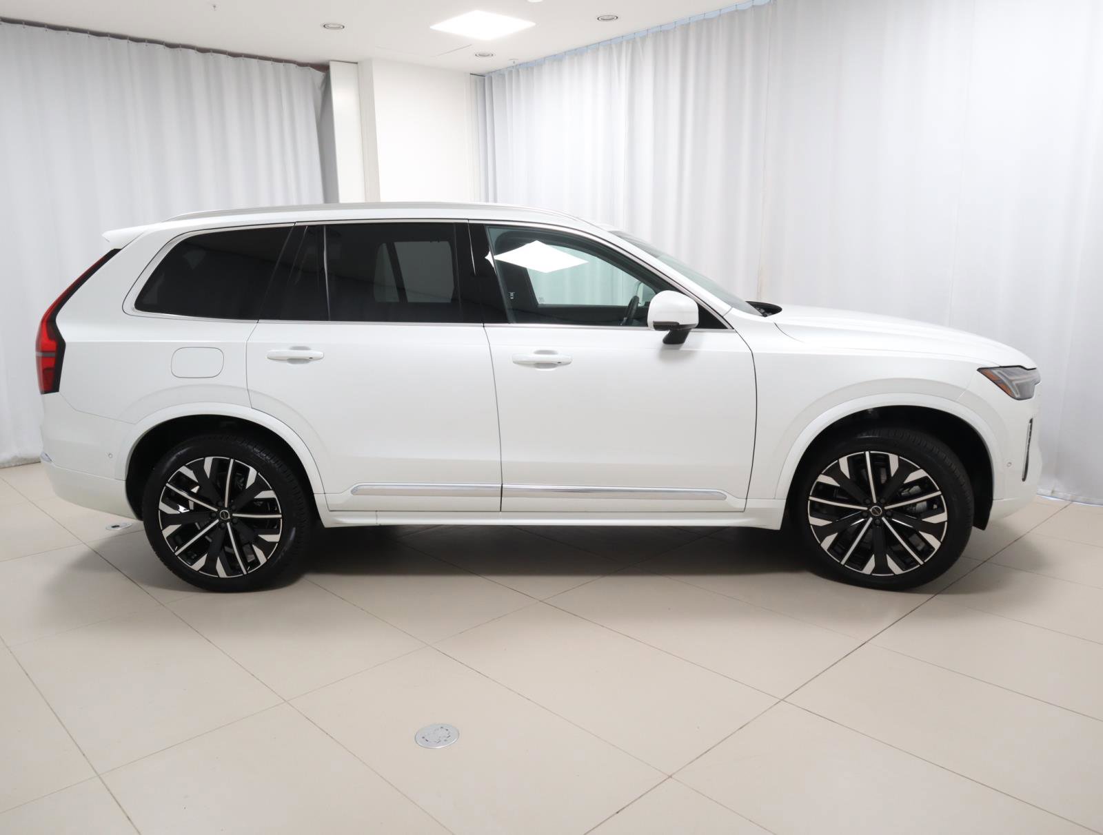 Used 2025 Volvo XC90 T8 Ultra w/ Protection Package Premier AWD/4WD image 6