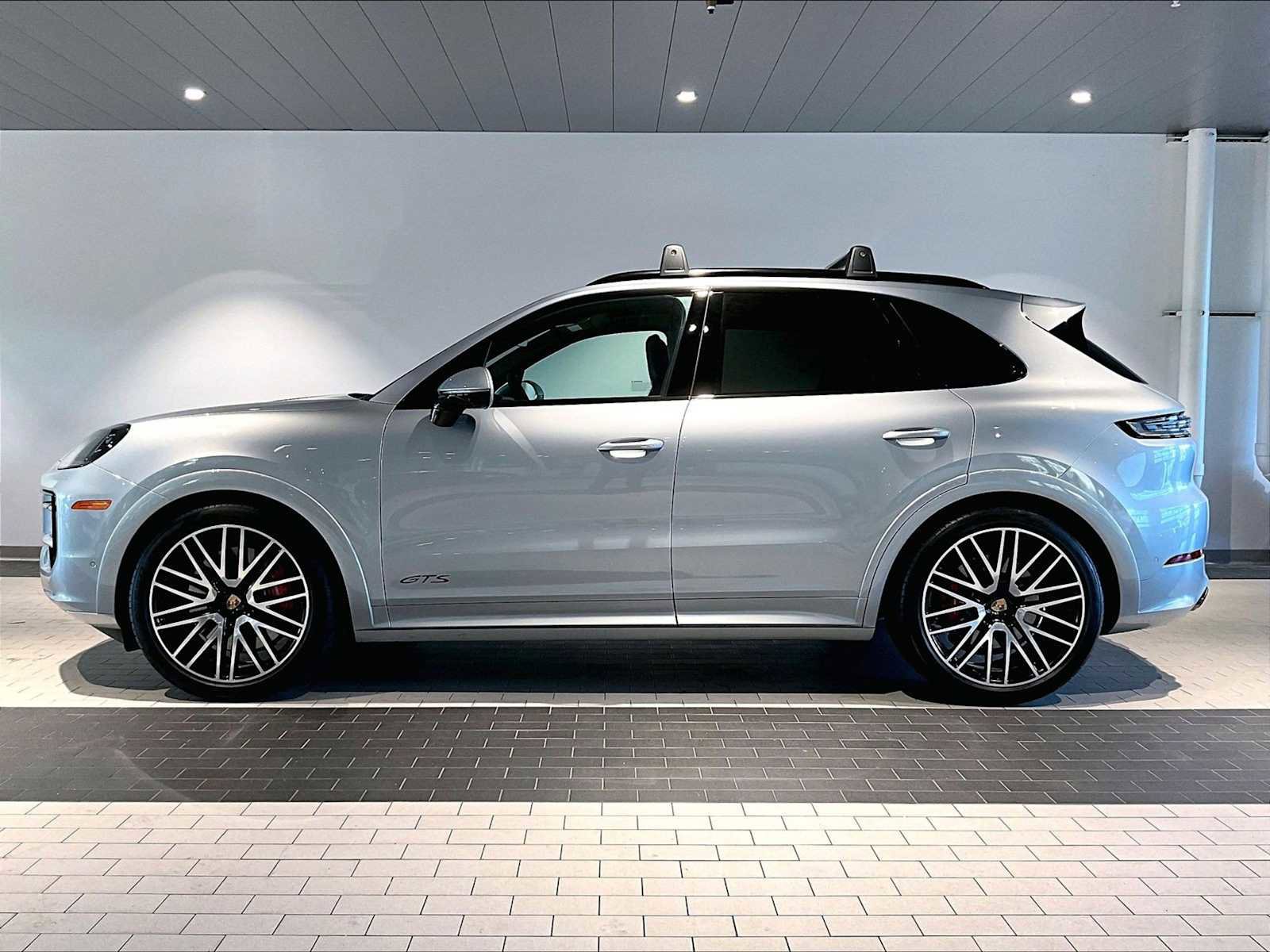 Used 2025 Porsche Cayenne GTS w/ Premium Package image 2