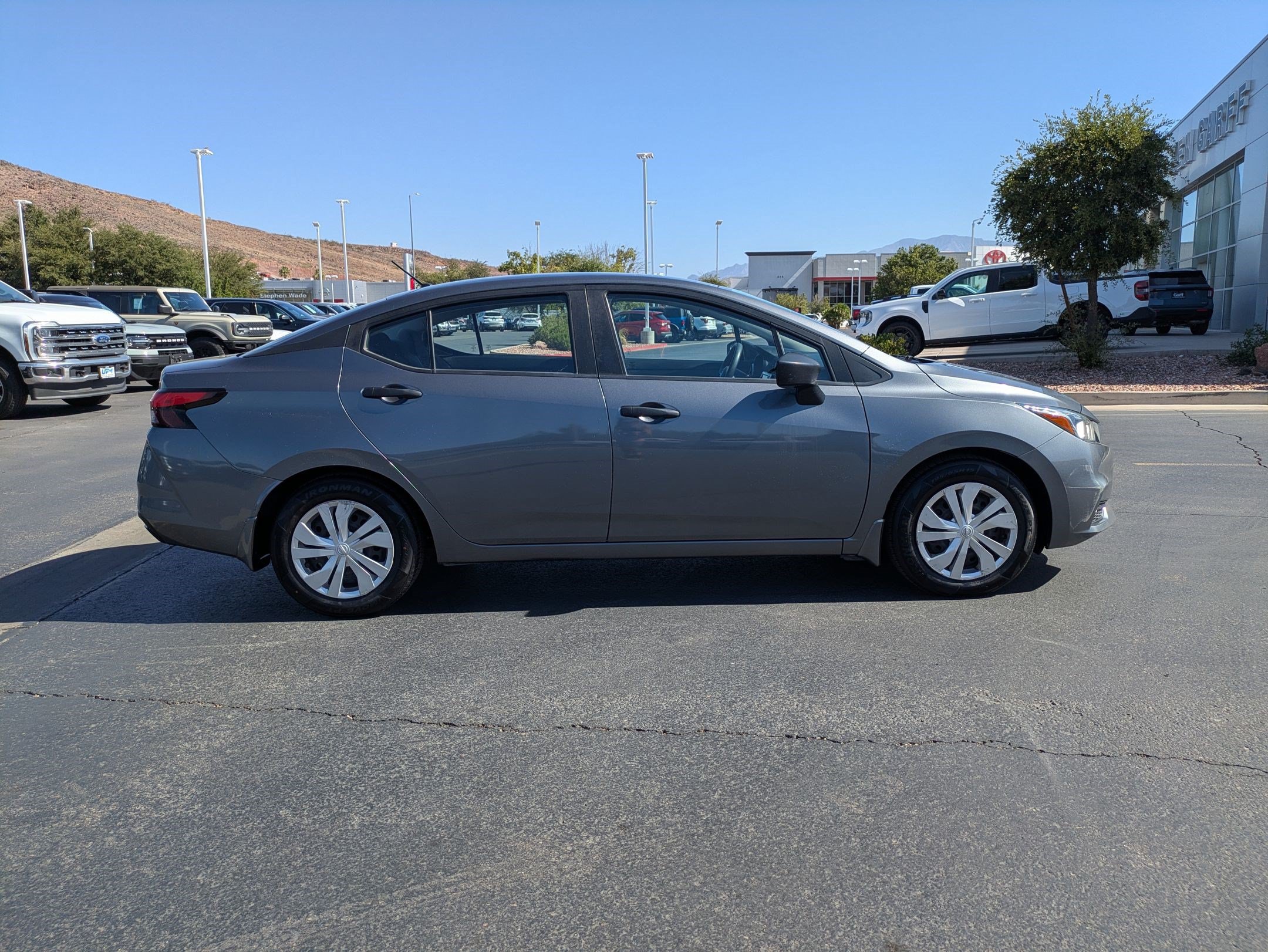 Used 2021 Nissan Versa S FWD image 2