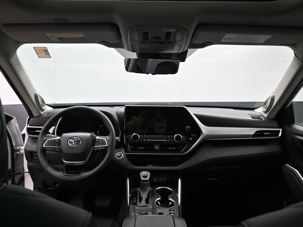 Certified 2025 Toyota Highlander Platinum image 29