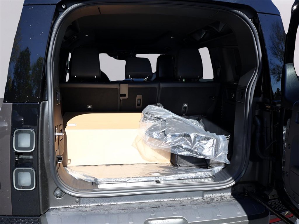 New 2026 Land Rover Defender 110 OCTA image 21