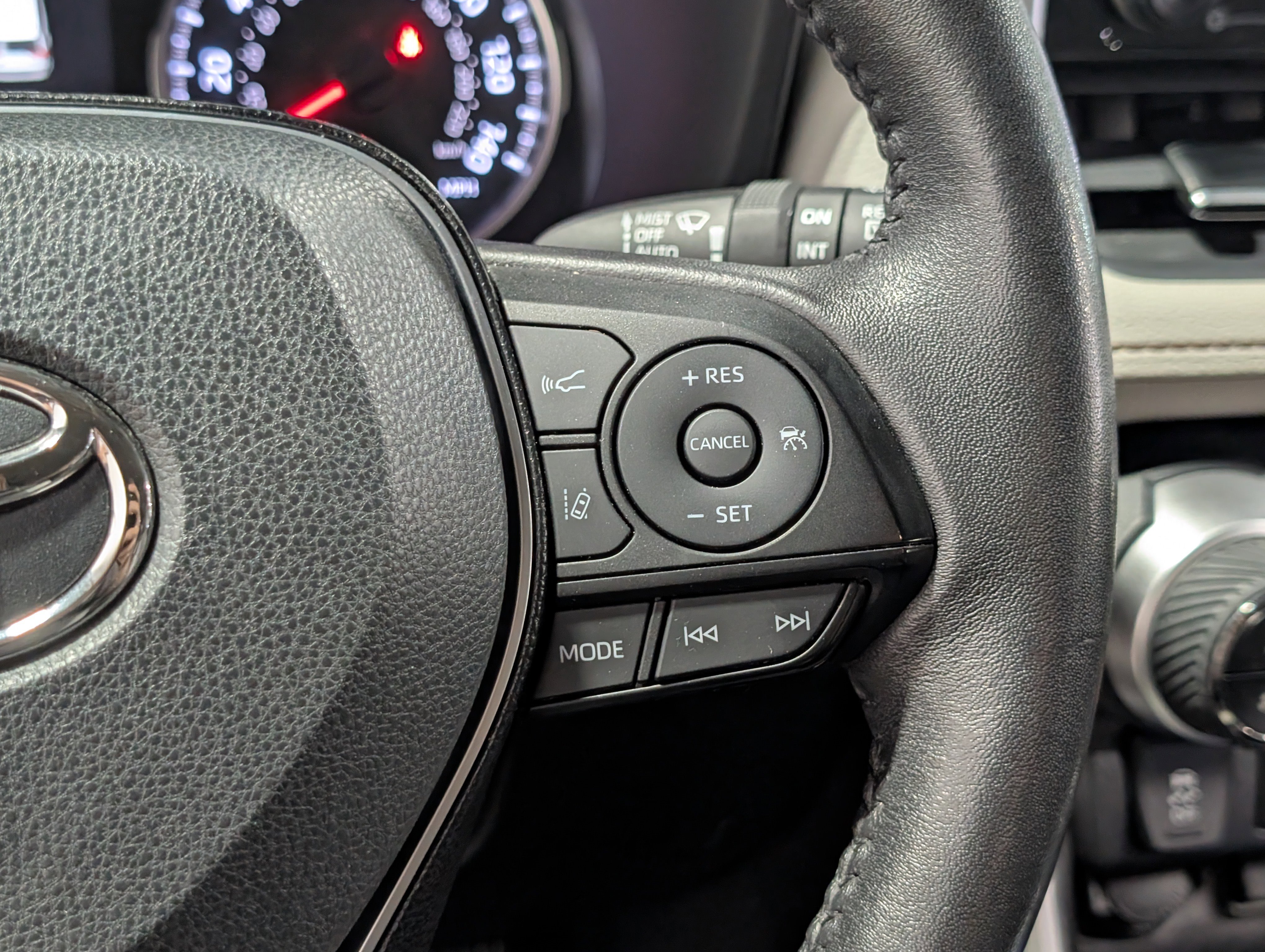 Used 2021 Toyota RAV4 XLE Premium AWD/4WD image 16