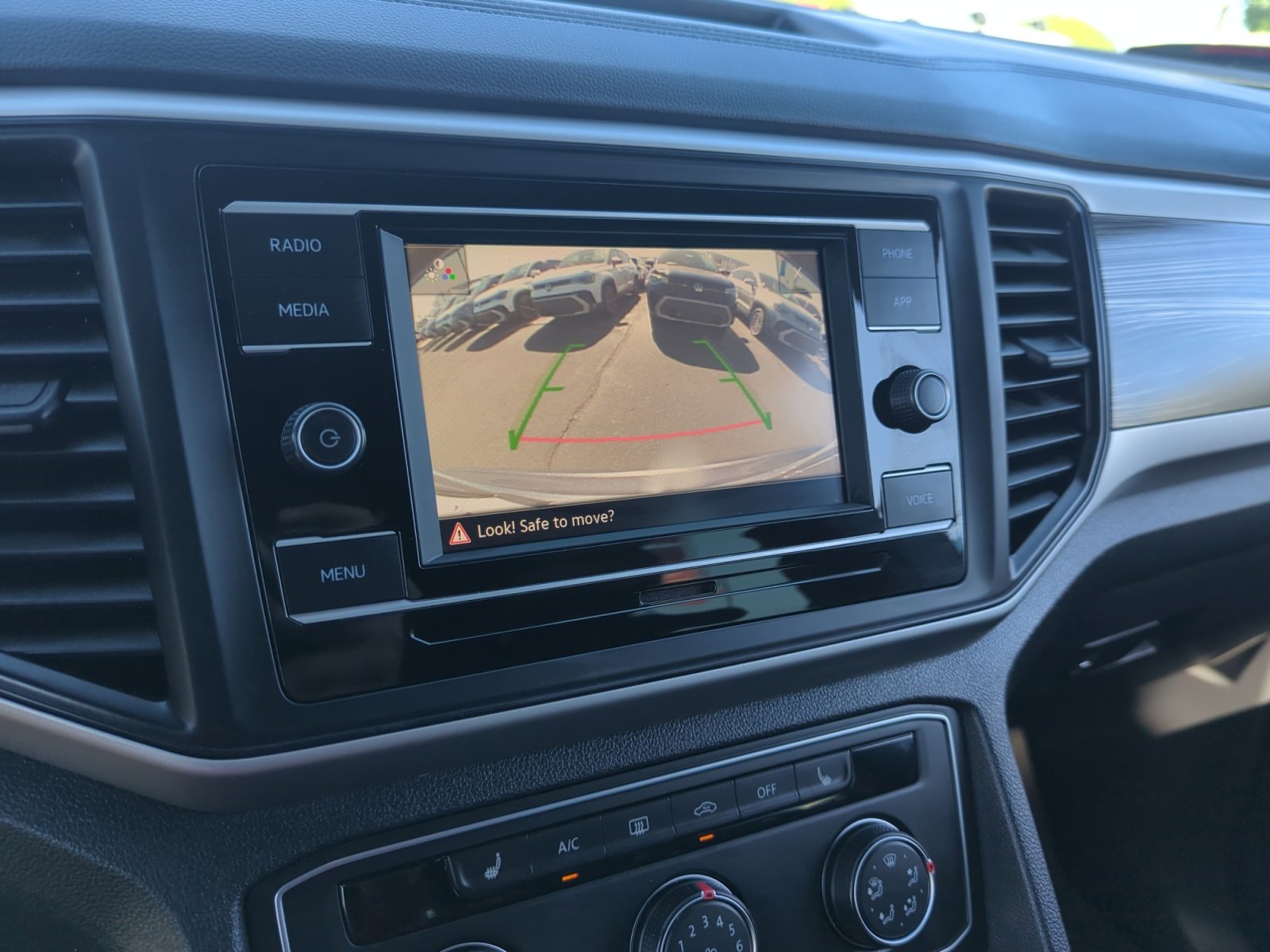 Certified 2022 Volkswagen Atlas Cross Sport SE image 27