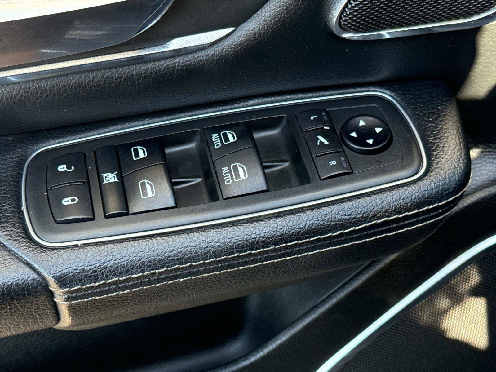 Used 2019 RAM 1500 Laramie AWD/4WD image 18