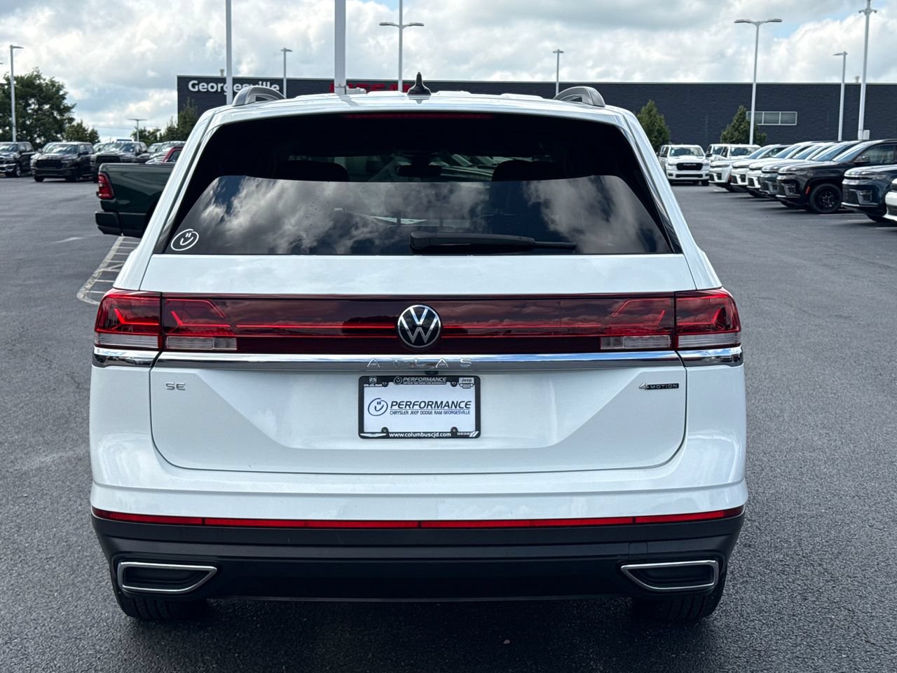 Used 2024 Volkswagen Atlas SE AWD/4WD image 4