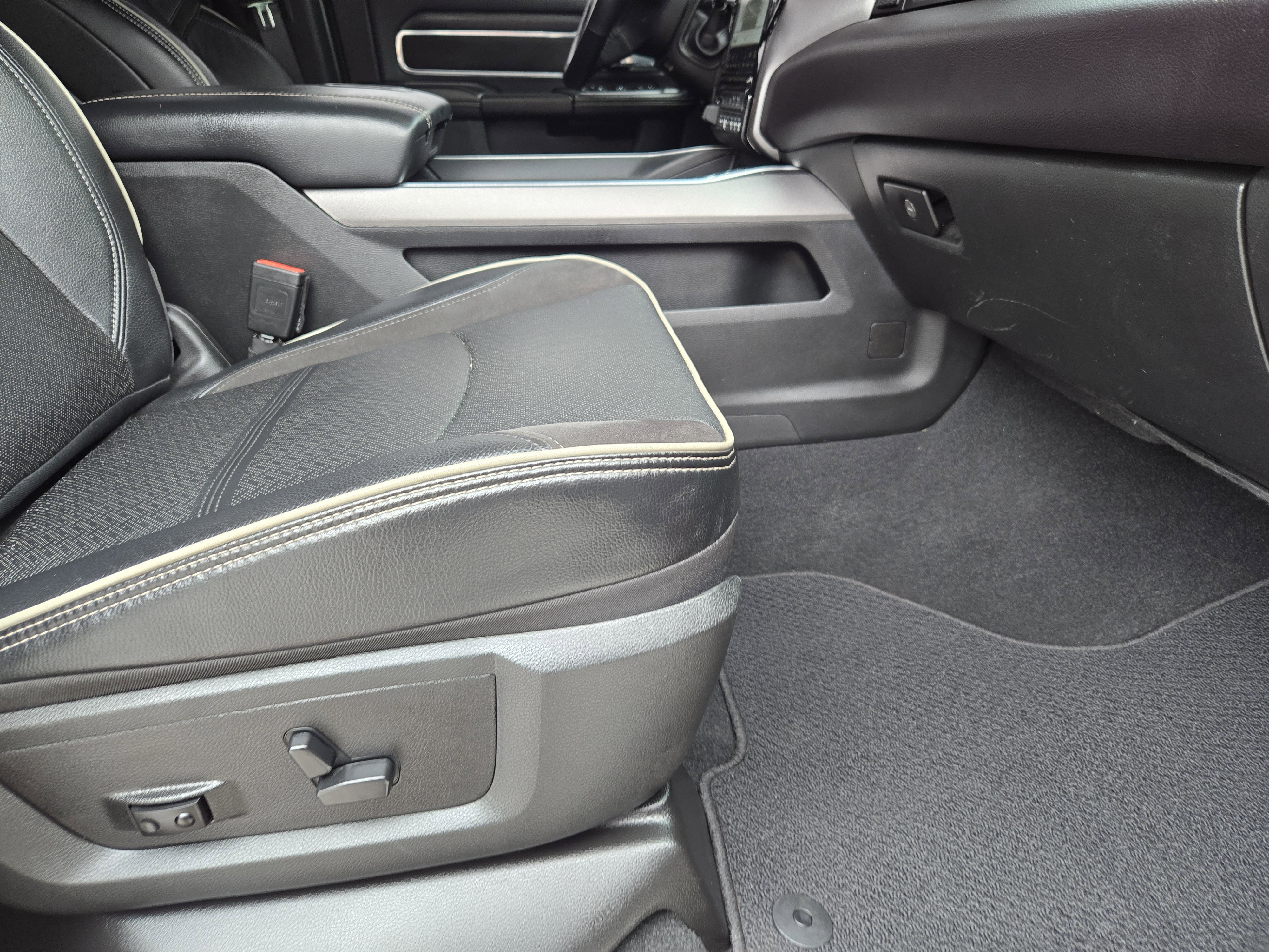 Used 2024 RAM 2500 Laramie w/ Night Edition image 17