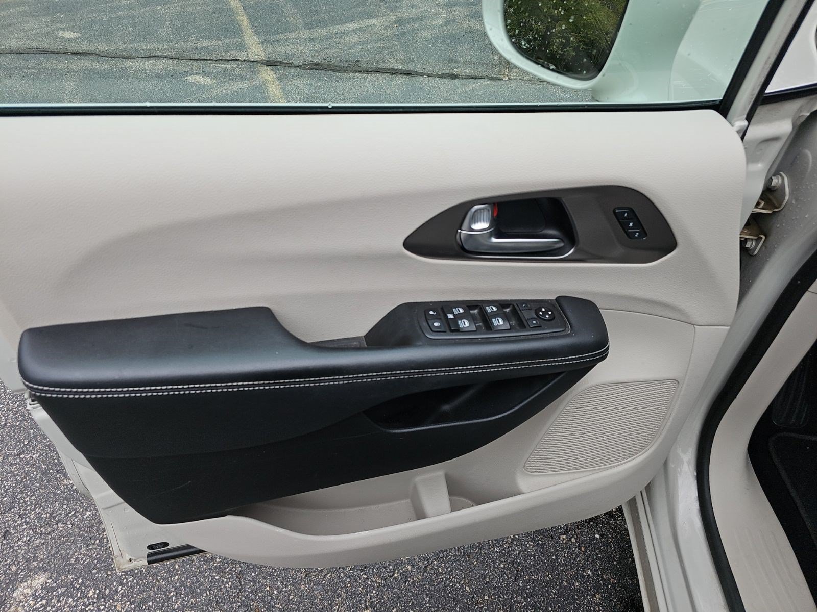 Used 2021 Chrysler Pacifica Touring-L w/ Uconnect Theater Family Group FWD image 21