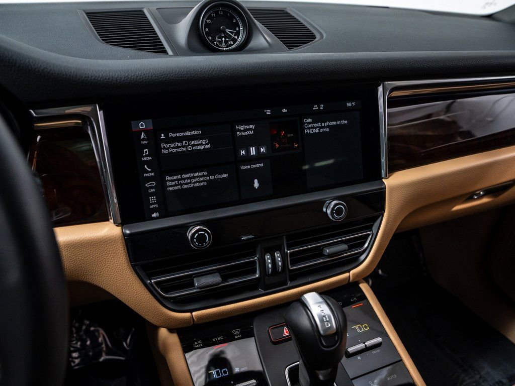 Certified 2025 Porsche Macan image 17