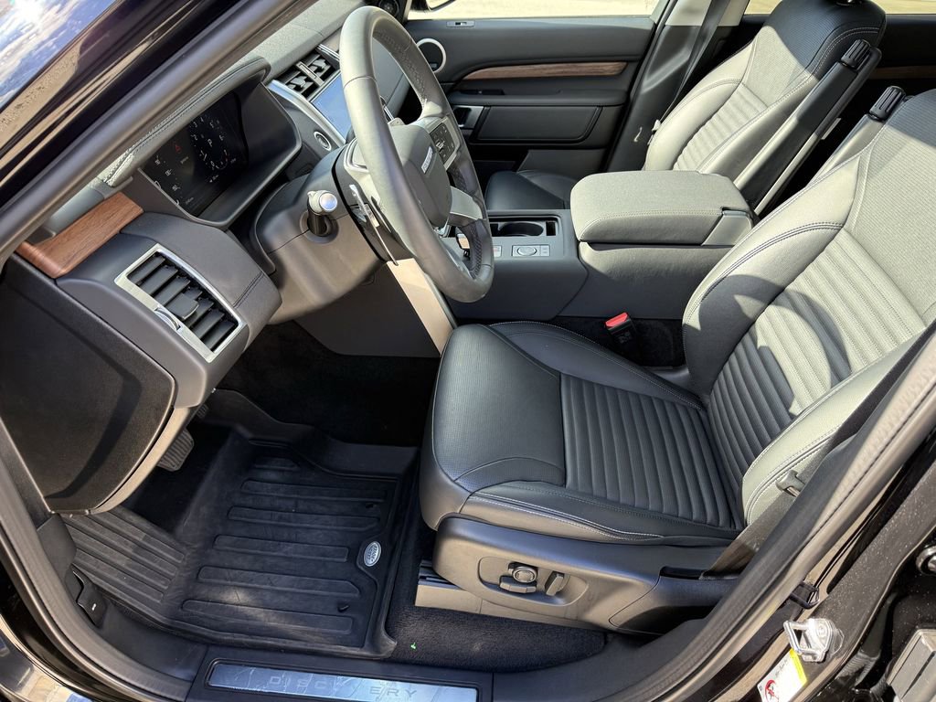 Used 2024 Land Rover Discovery S image 9