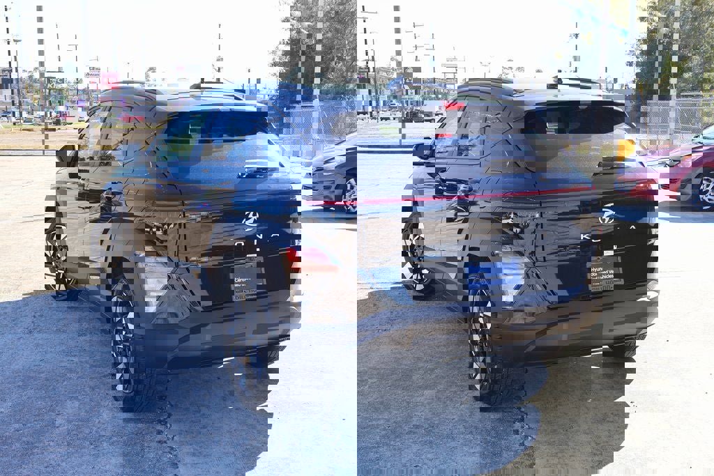 Used 2025 Hyundai Kona SEL image 2