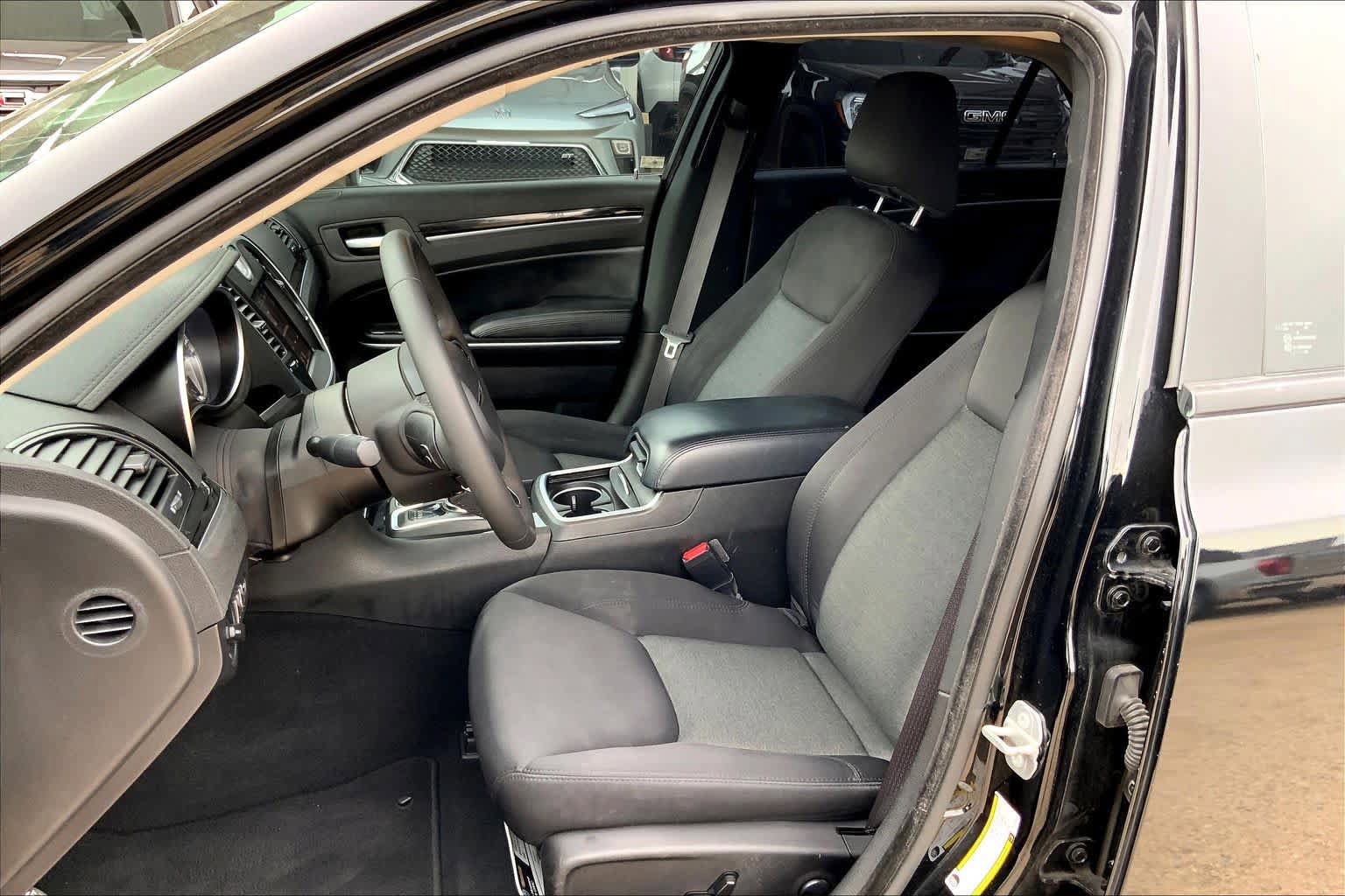 Used 2023 Chrysler 300 Touring w/ Sport Appearance Package RWD image 8
