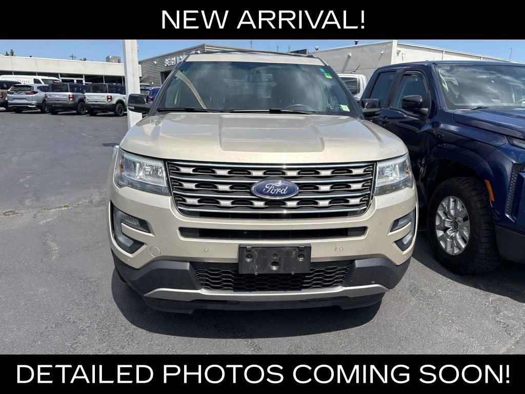 Used 2017 Ford Explorer XLT w/ Equipment Group 202A AWD/4WD image 2