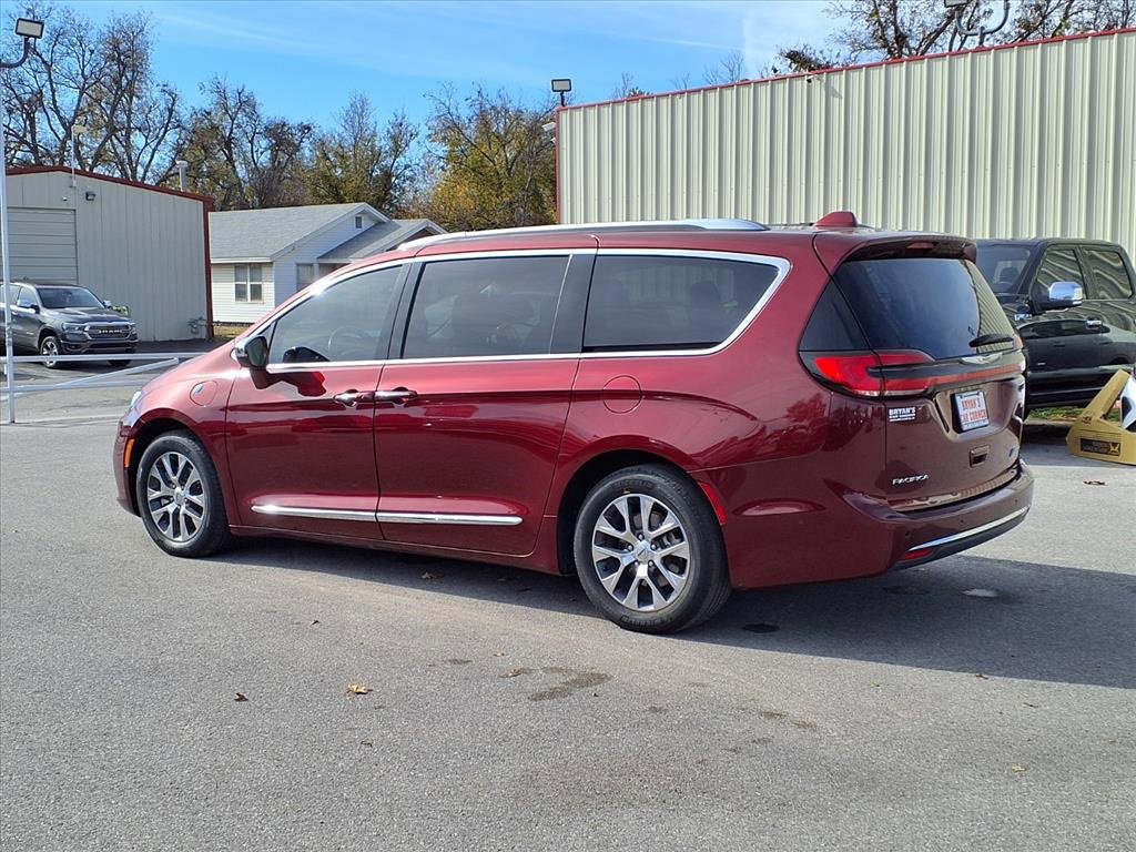 Used 2021 Chrysler Pacifica Limited w/ Uconnect Theater Family Group image 3