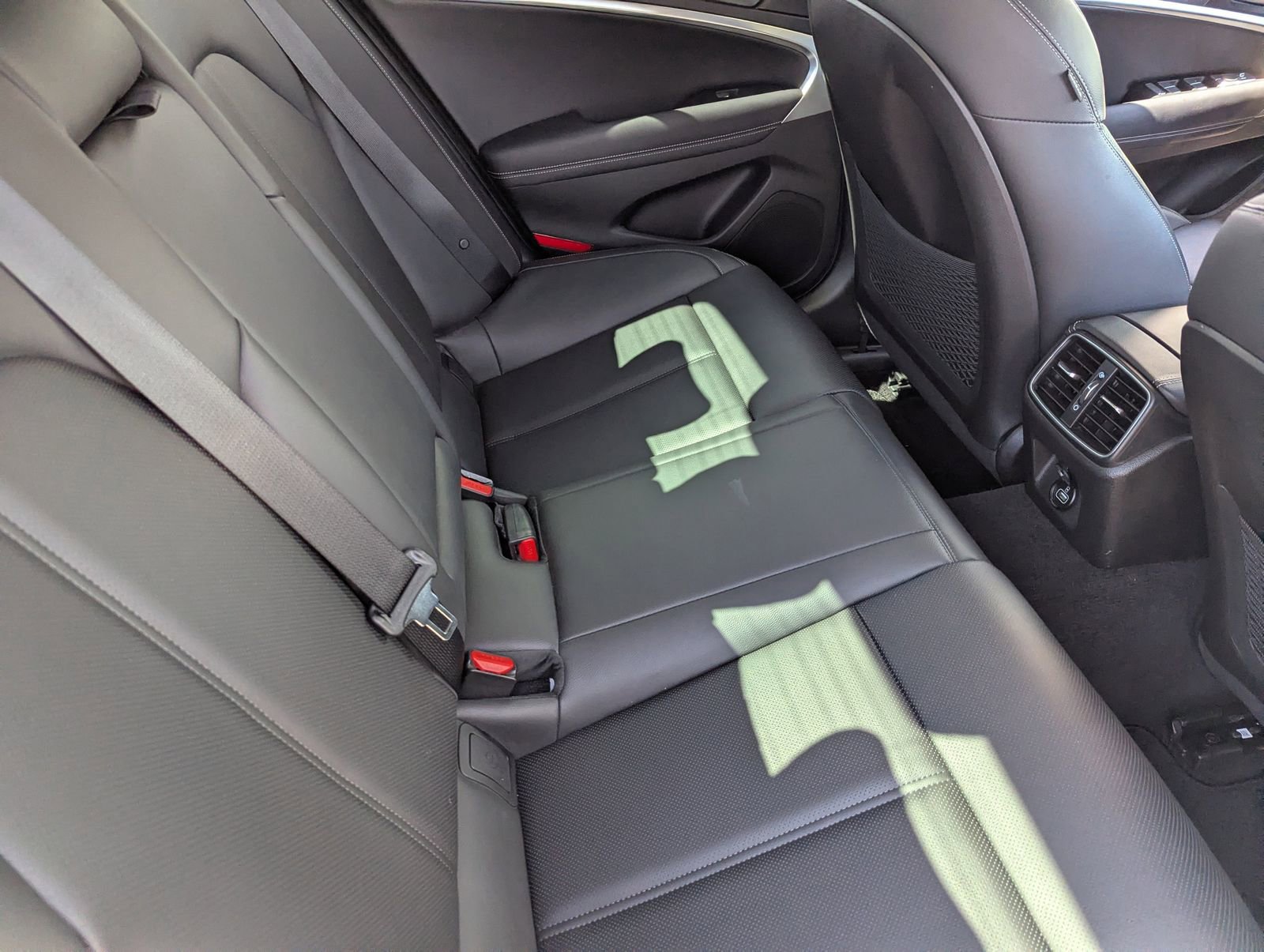 Used 2023 Genesis G70 2.0T image 14