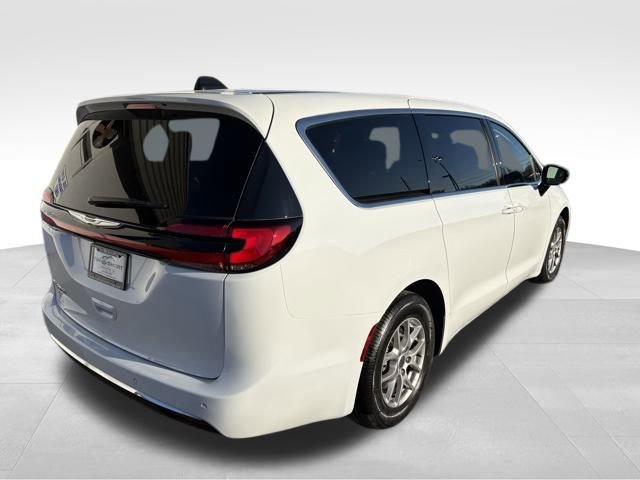 Used 2024 Chrysler Pacifica Touring-L image 2