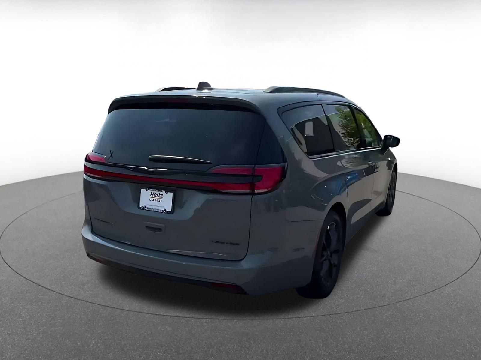 Used 2025 Chrysler Pacifica Limited FWD image 13
