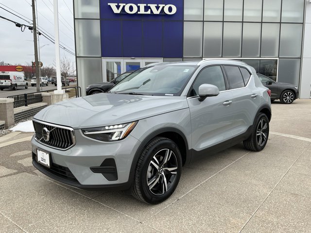 Certified 2025 Volvo XC40 B5 Core image 1
