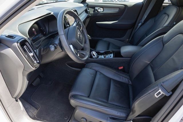 Used 2024 Volvo XC40 B5 Plus image 2