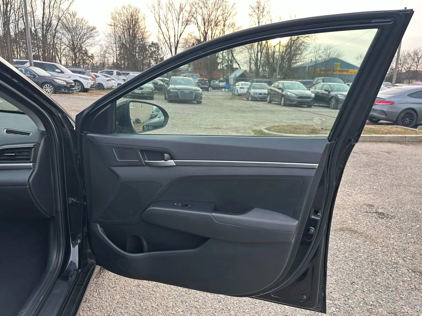 Used 2020 Hyundai Elantra SE w/ Cargo Package (C1) image 17