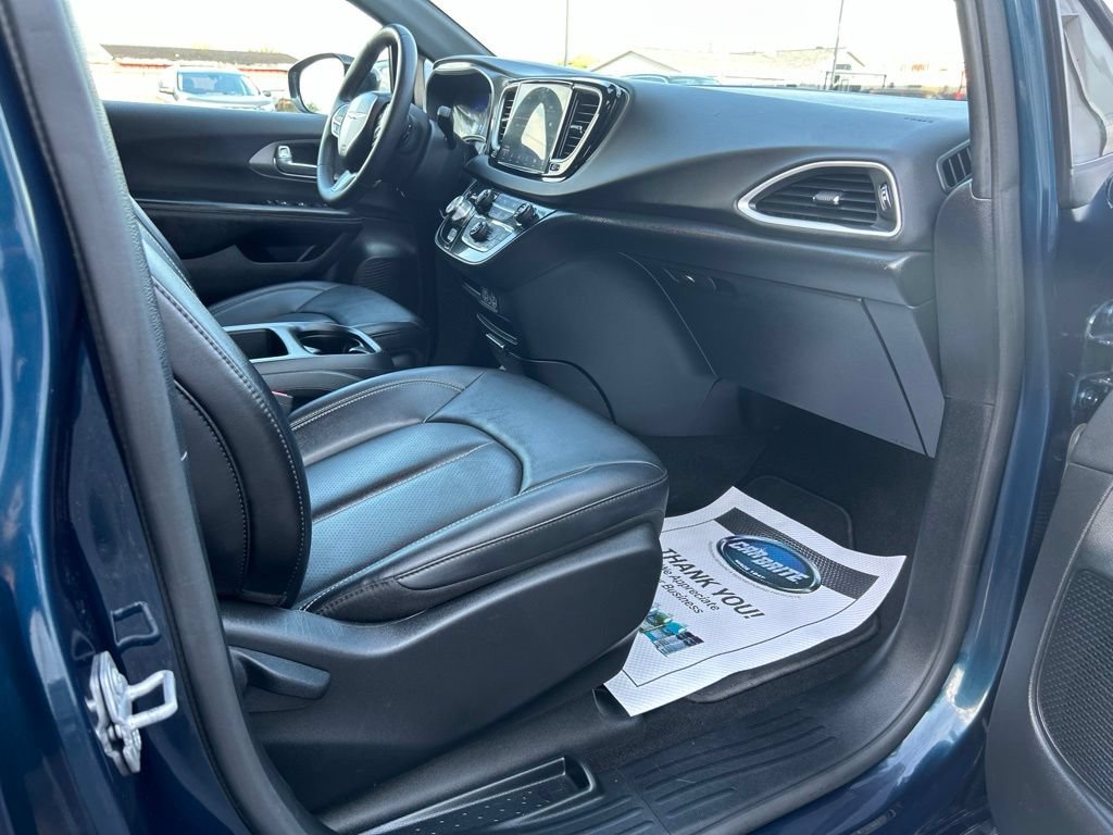 Used 2025 Chrysler Pacifica Select FWD image 48