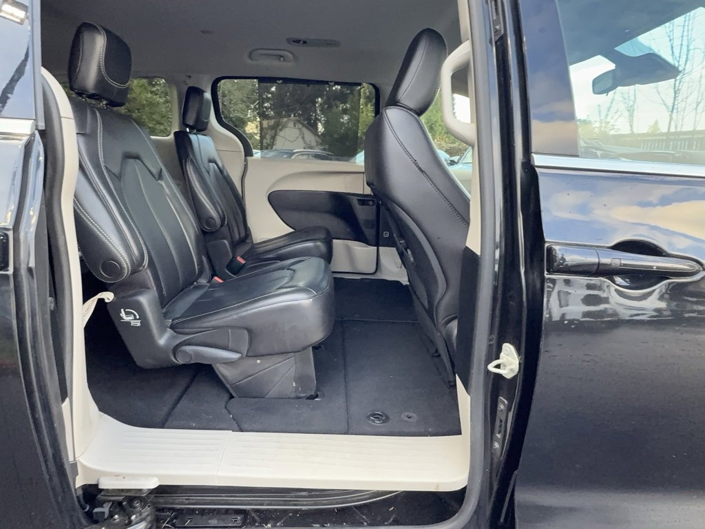Used 2023 Chrysler Pacifica Touring-L image 24