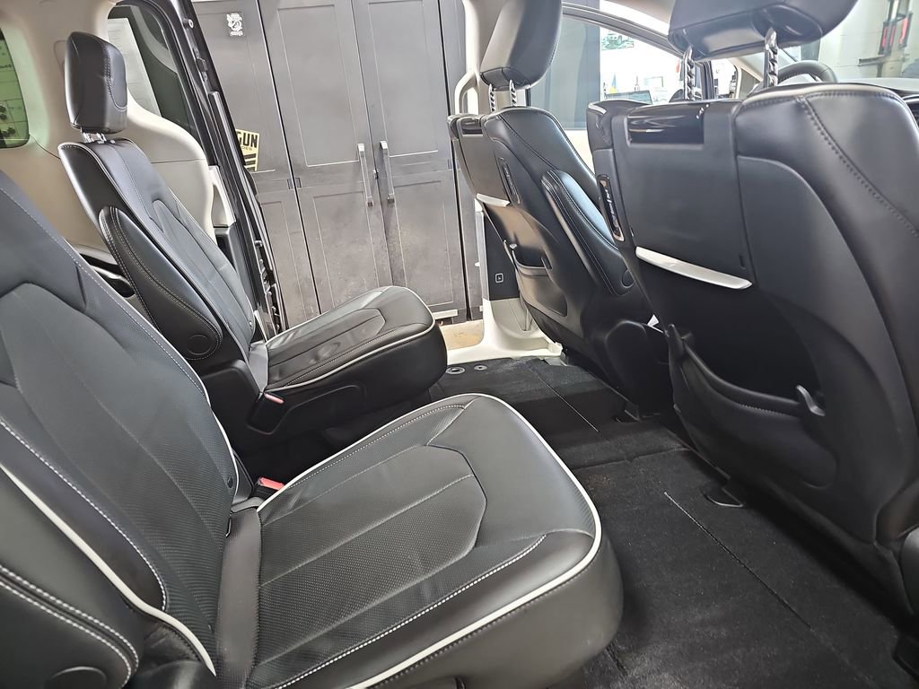 Used 2023 Chrysler Pacifica Limited w/ Uconnect Theater Family Group image 11