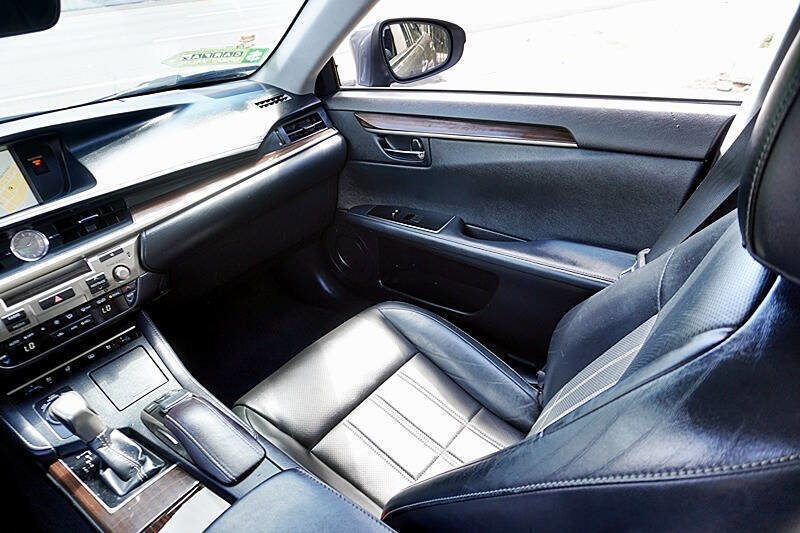 Used 2017 Lexus ES 350 w/ Luxury Package image 22